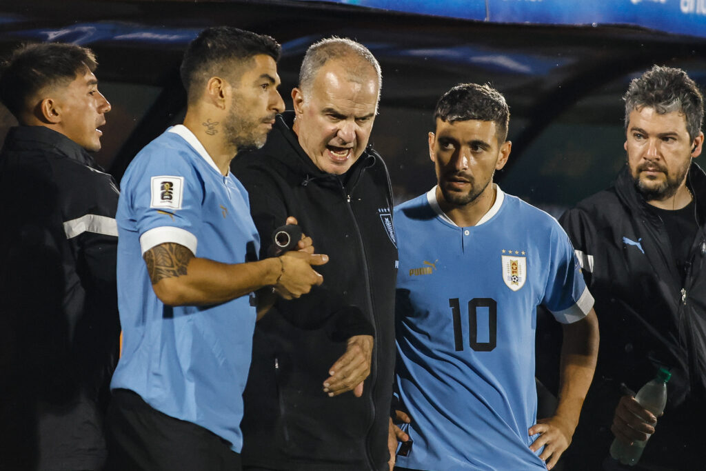 Suarez e De Arrascaeta a colloquio con Bielsa (Photo by Ernesto Ryan/Getty Images)