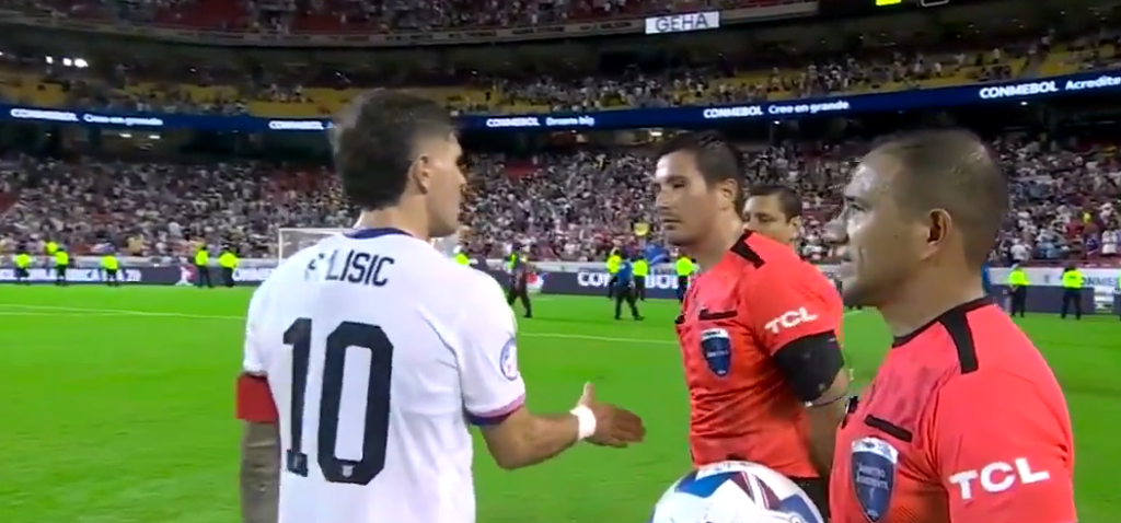 USA eliminati dalla Copa América: Pulisic va a stringere la mano all'arbitro che gli nega il saluto - Foto tratta da Video Account X BUYSAN