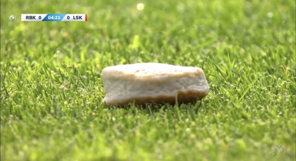 Norvegia, tifosi lanciano fishcake per contestare il Var e gara sospesa