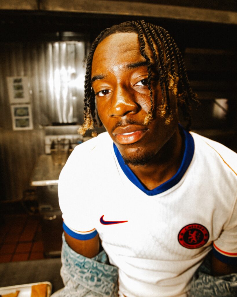 Chelsea, svelata la seconda maglia: bianca con dettagli blu e arancioni