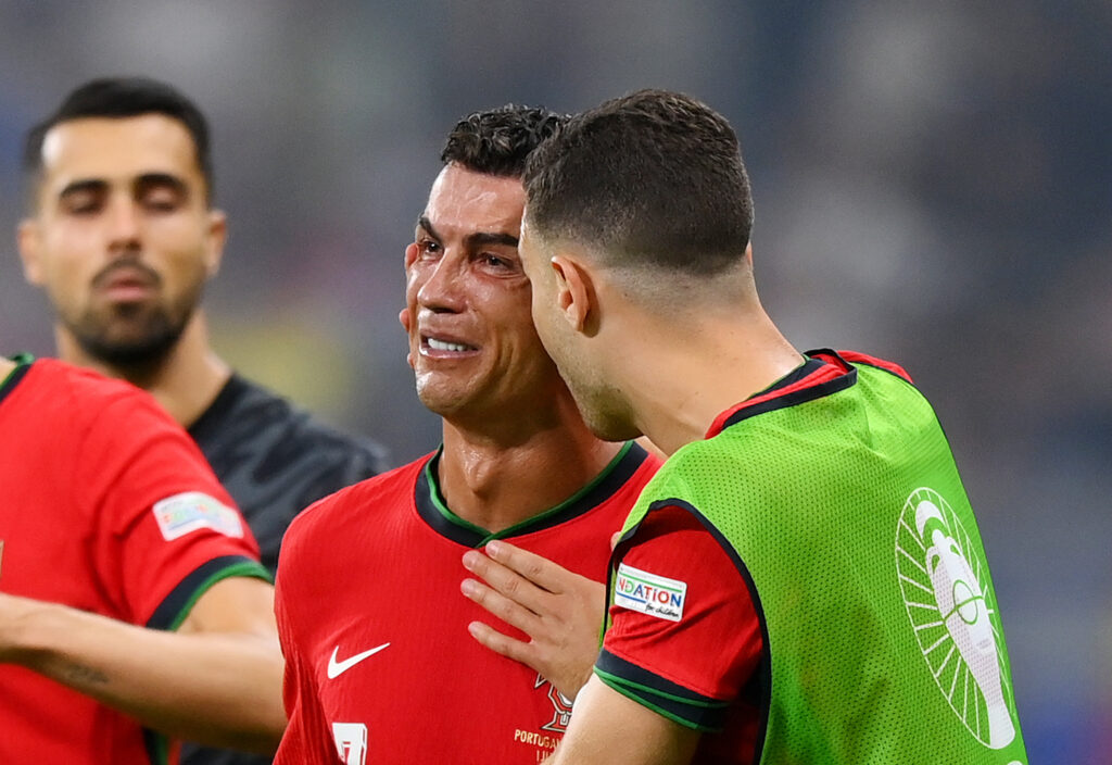 Cristiano Ronaldo in lacrime dopo il rigore sbagliato in Portogallo-Slovenia ad Euro 2024. (Foto di Justin Setterfield/Getty Images)