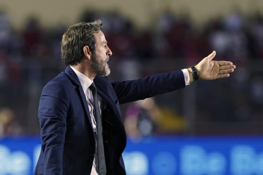 Il ct di Panama, Thomas Christiansen, dà indicazioni alla sua squadra. (Foto di Eliecer Aizprua Banfield/Getty Images)