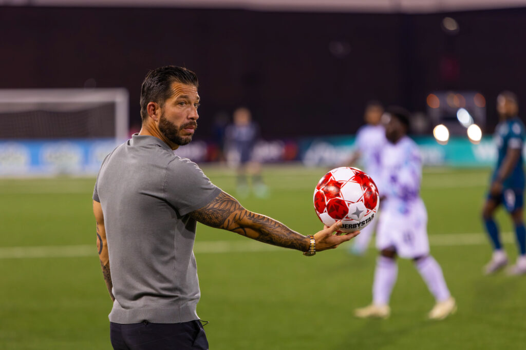 "Se segni ti do 300 dollari", è la tattica del mister dello York United