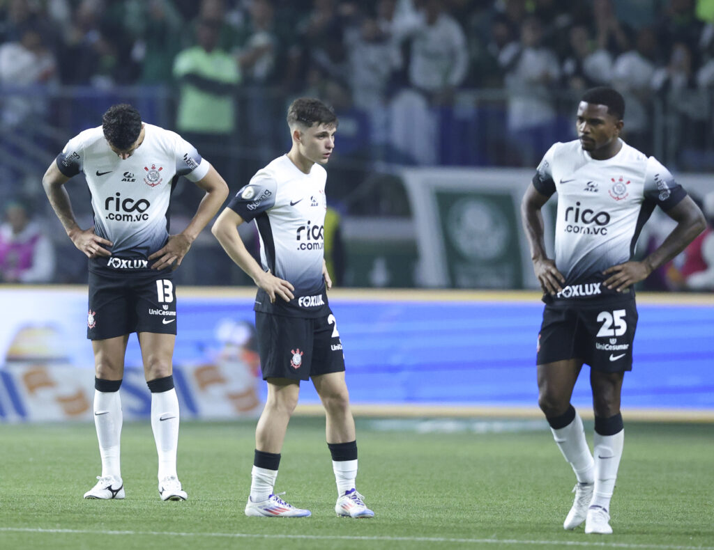 Giocatori del Corinthians a testa bassa (Foto di Alexandre Schneider/Getty Images)
