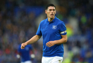 Gareth Barry firma per una squadra della Mid-Sussex Football League