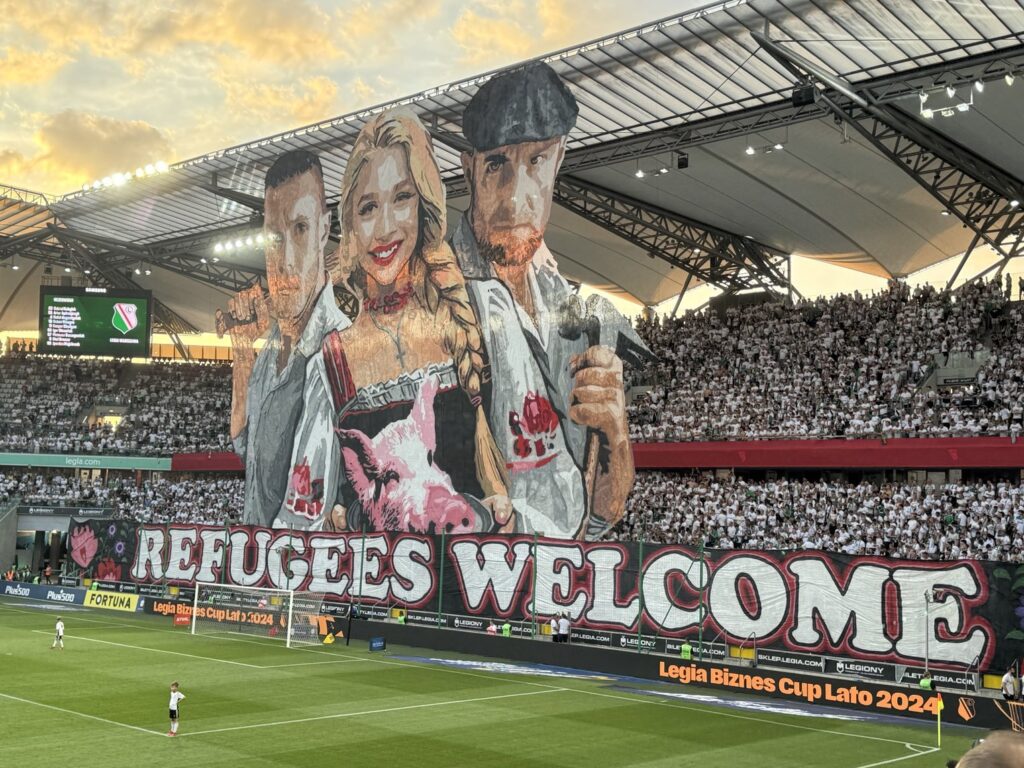 La coreografia razzista degli ultras del Legia Varsavia - Foto tratta da Account X Visegrad 24