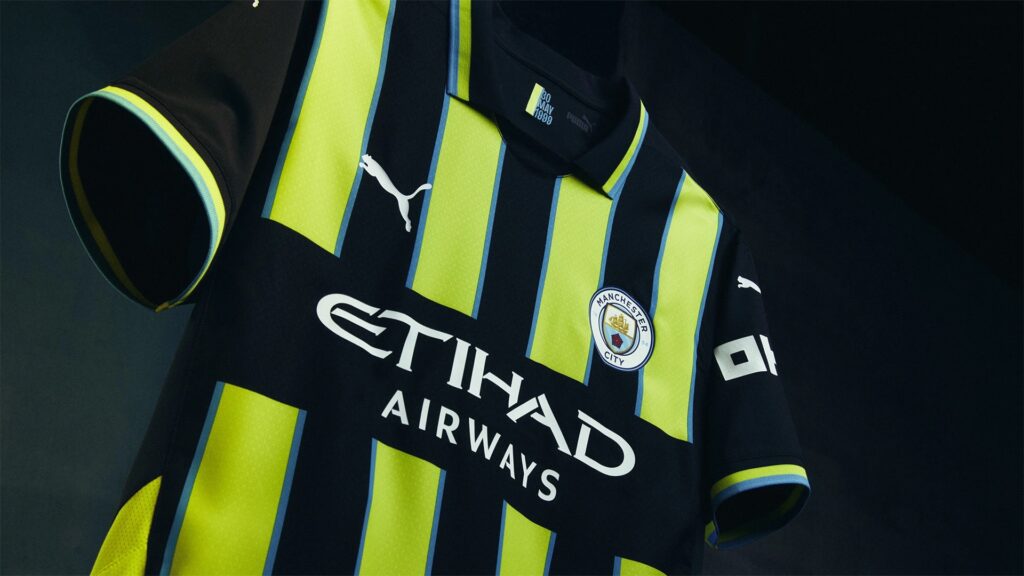 Manchester City, svelata la seconda maglia: blu navy con giallo neon