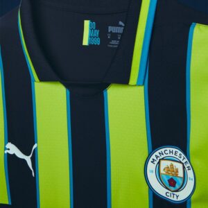 Manchester City, svelata la seconda maglia: blu navy con giallo neon