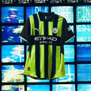 Manchester City, svelata la seconda maglia: blu navy con giallo neon