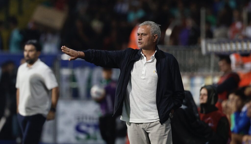 Fenerbahçe, Mourinho vince 5-0 e critica l'arbitro: “È pessimo..."