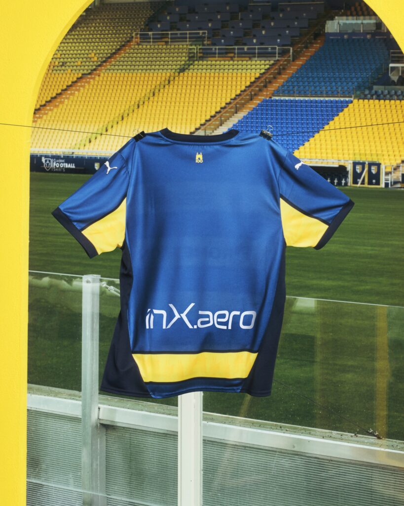Parma, presentata la seconda maglia: spicca il logo "Tardini 100"