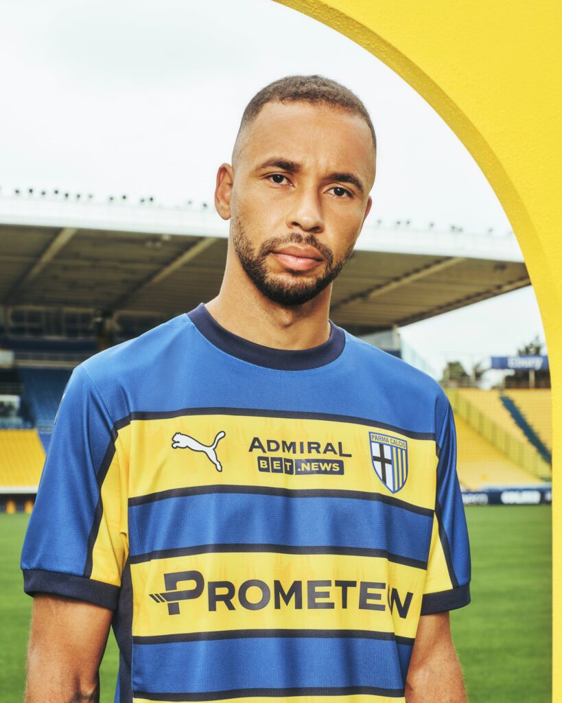 Parma, presentata la seconda maglia: spicca il logo "Tardini 100"