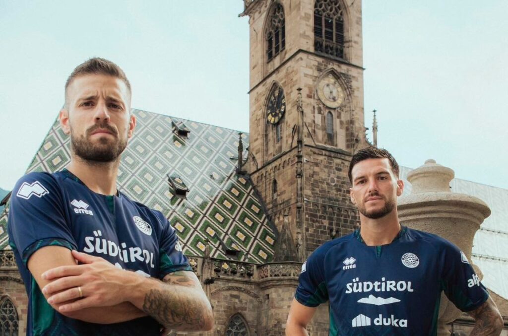 Südtirol, sulla seconda maglia le tegole del Duomo di Bolzano