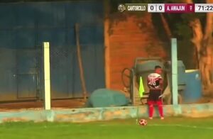 Perù, giocatore urina a bordo campo... e l'arbitro lo espelle