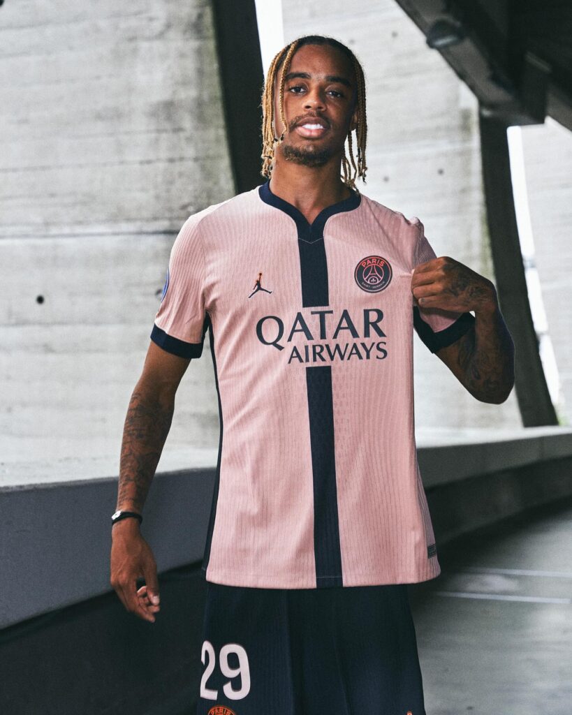 Psg, svelata la terza maglia: è rosa e celebra il lusso parigino