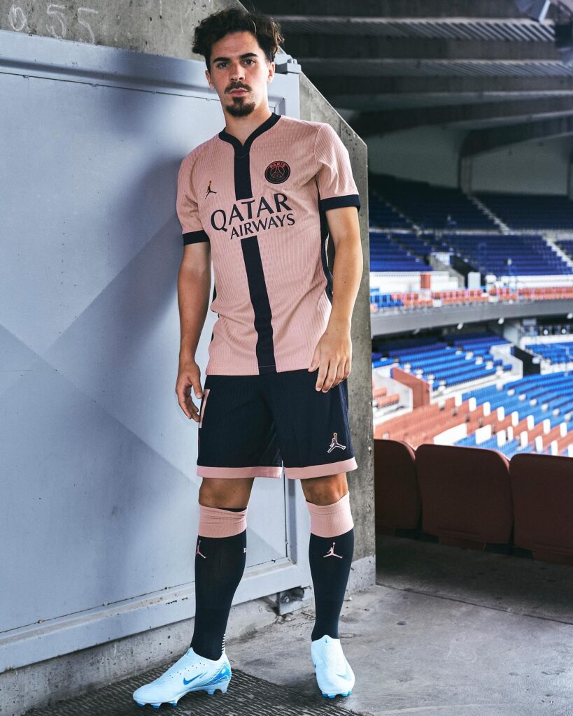Psg, svelata la terza maglia: è rosa e celebra il lusso parigino