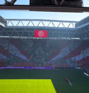 Coreofrafie spettacolari nel derby del Reno tra Fortuna Düsseldorf e Colonia (Fonte Account X Casual Ultra Official)