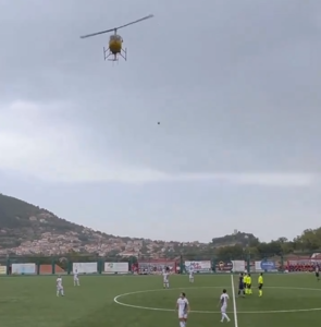 Il presidente dell'Agerola lancia il pallone in campo direttamente dall'elicottero - Fonte Instagram ssd_agerola