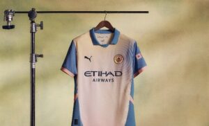 Manchester City, presentata una nuova maglia in onore degli Oasis