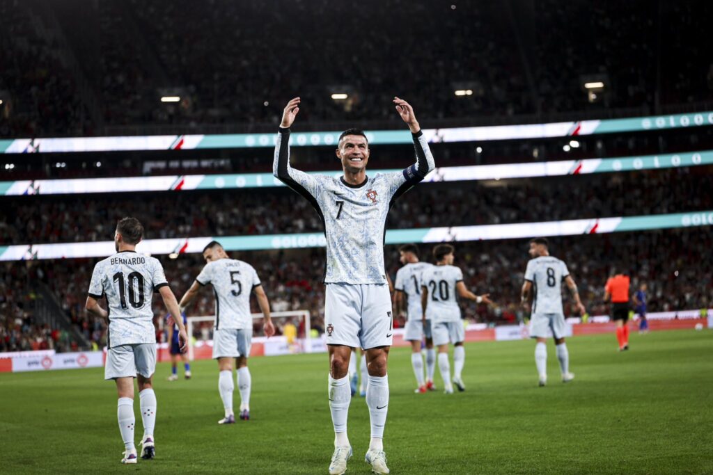 Cristiano Ronaldo celebra i suoi 900 gol in carriera con un video sui social...