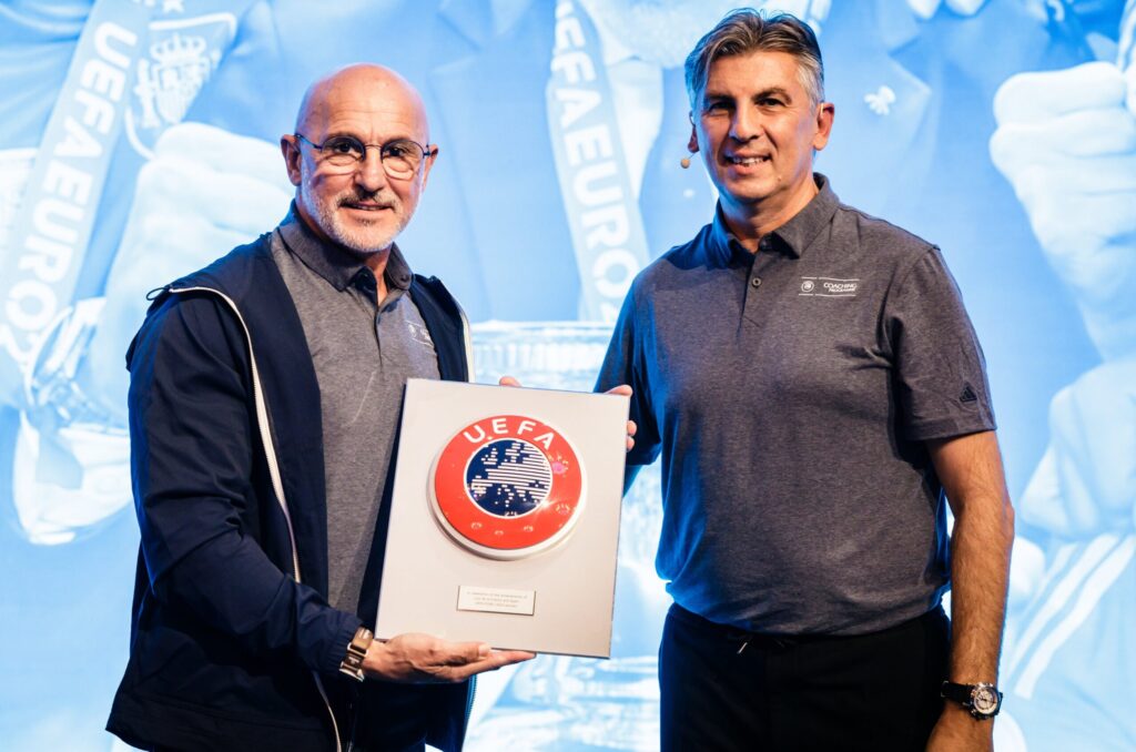 Spagna, il ct De La Fuente premiato dalla UEFA per l'Europeo vinto
