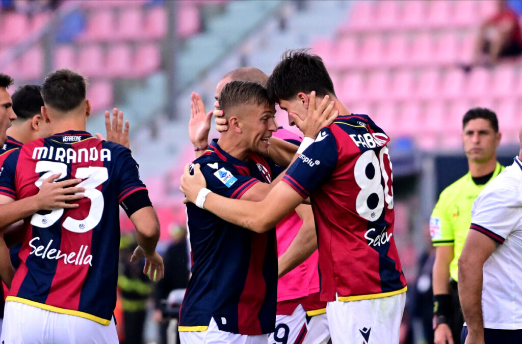 Fabbian esulta con Karlsson dopo il gol del vantaggio - Foto X BFC