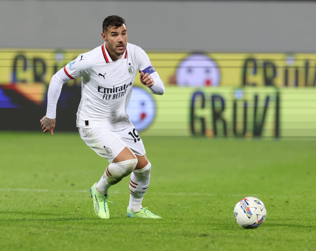 Theo Hernandez con la maglia del Milan.
