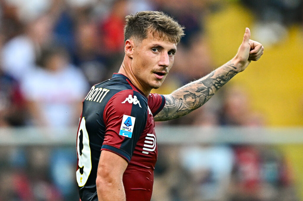 Pinamonti con il Genoa