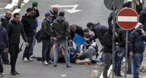 640x344_1399268151261_Ciro_Esposito_a_terra_dopo_essere_stato_colpito_da_un_proiettile__Ansa_