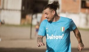 Daniel Pablo Osvaldo nella partitella giocata a Villa Fiorito in Argentina, nel ricordo di Maradona