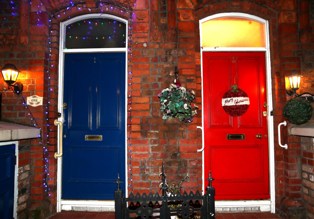 Due abitazioni tipiche inglesi, dai colori del Liverpool e dell'Everton, difronte Anfield Road. (Foto di Clive Brunskill/Getty Images)
