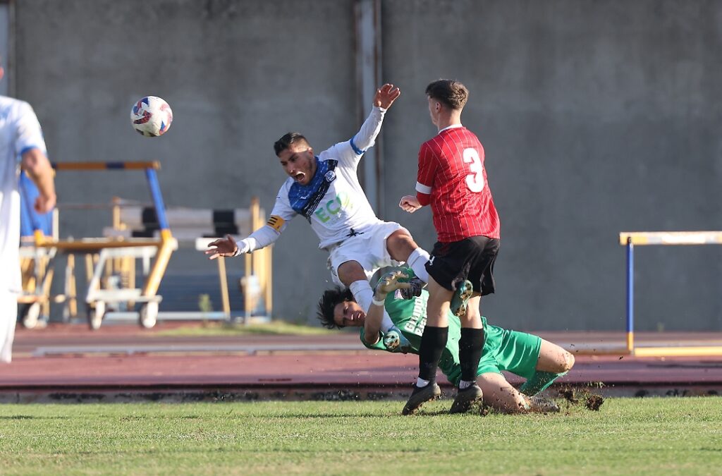 ROSSI_PORTIERE_ORVIETANA-1732564320655.jpg--portiere_si_frattura_zigomo_e_mascella__ma_resta_in_campo_e_para_un_rigore