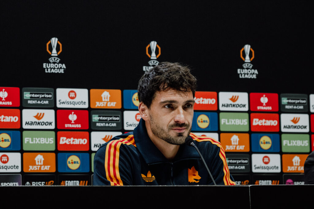 LONDON, ENGLAND - NOVEMBER 27: AS Roma player Mats Hummels during the UEFA Europa League 2024/25 League Phase MD5 press conference at Tottenham Hotspur Stadium on November 27, 2024 in London, England. (Photo by Fabio Rossi/AS Roma via Getty Images)