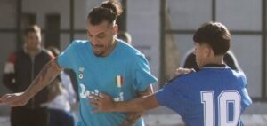 Daniel Pablo Osvaldo nella partitella giocata a Villa Fiorito in Argentina, nel ricordo di Maradona