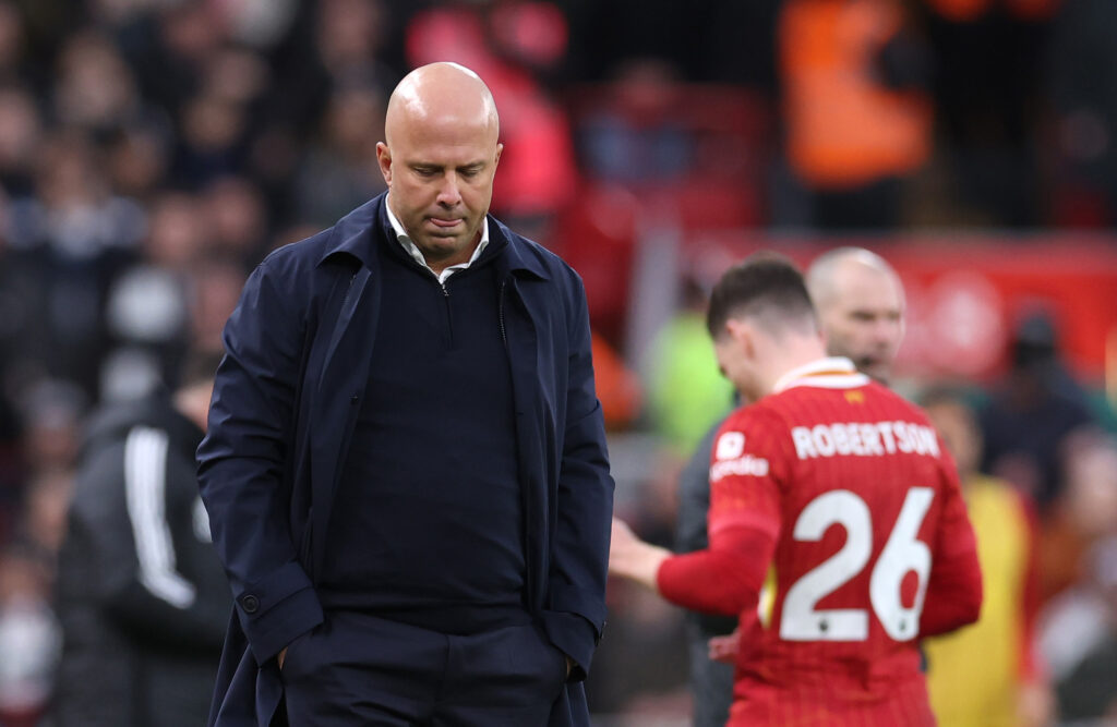 Arne Slot, allenatore del Liverpool, dopo l'espulsione di Robertson contro il Fulham (Photo by Alex Livesey/Getty Images)