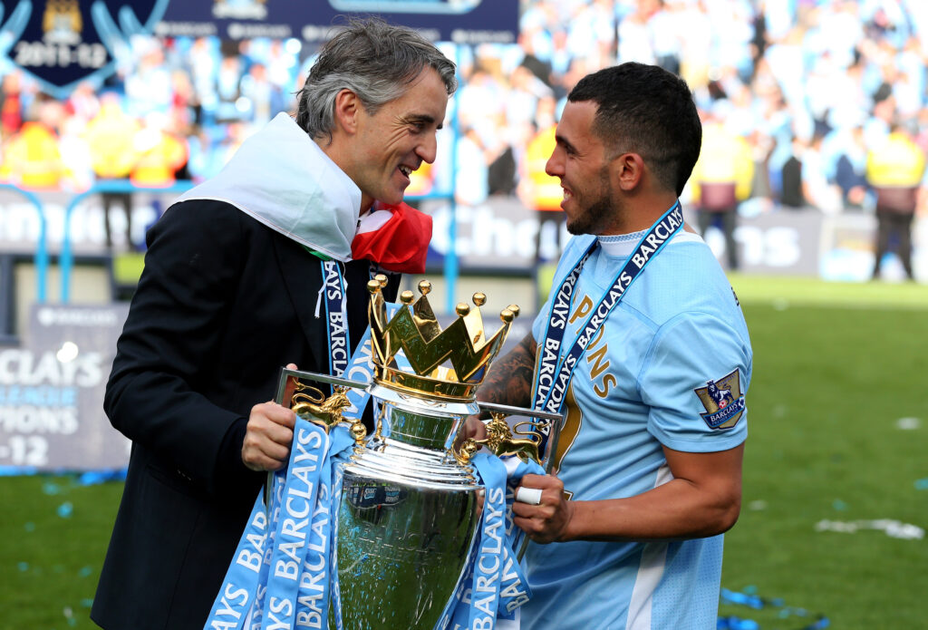 Roberto Mancini e Carlos Tevez festeggiano col Manchester City la Premier League 2011-2012
