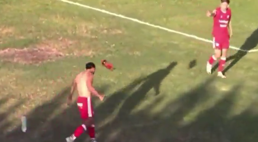 Esultanza sfrenata dell'attaccante dopo il gol, i tifosi locali gli lanciano di tutto (Fonte Video Account X Mono Huracanense)