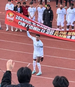 Jesse Lingard capo ultras al Seoul (Fonte Video Account X Footballogue)