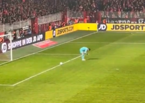 Il portiere del Bochum, Patrick Drewes, colpito da un accendino lanciato dagli spalti (Fonte Video Account X Max Backhaus)