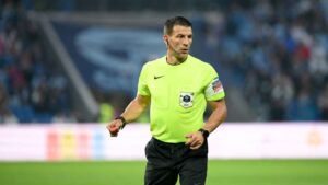 L'arbitro Jeremy Stinat