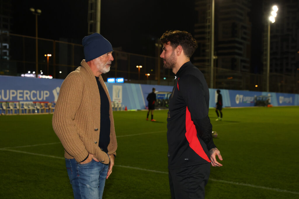 Stefano Pioli, ex allenatore del Milan, oggi all'Al Nassr, e Theo Hernandez, terzino del Milan