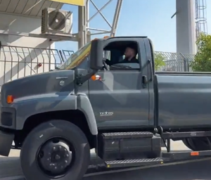 Nahitan Nandez si presenta all'allenamento a bordo di un camion di lusso personalizzato - Fonte Video Account X SportsCenter