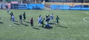 Battaglia campale in un campo di calcio a Malaga (Fonte Video Account SUR Deporte)