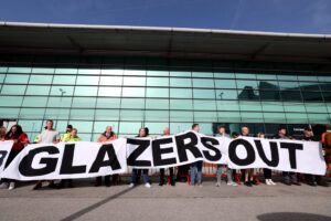 manchester-united-i-tifosi-contro-la-proprieta-glazer-il-club-sta-lentamente-morendo