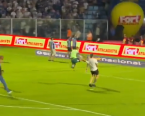 Tifoso abbattuto da un giocatore della Chapecoense (Fonte Video Account X Central do Tigre)