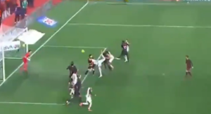 Matheus Dória replica lo scorpione di Ibrahimovic (Fonte Video Account X Legalbet Espana)