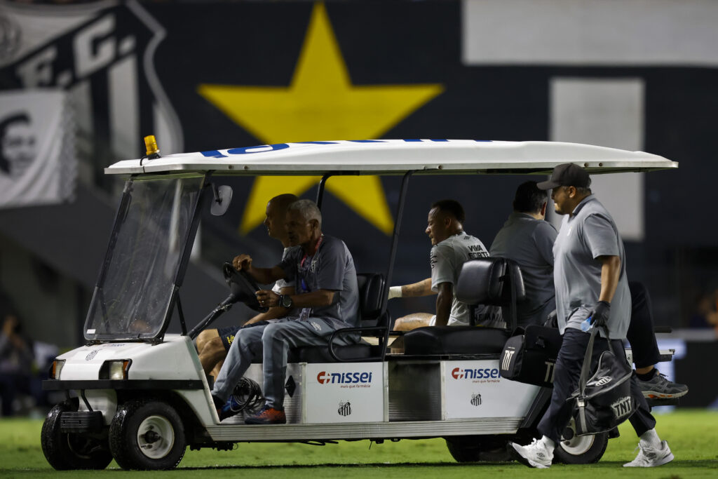 Santos v Atletico Mineiro - Brasileirao 2025