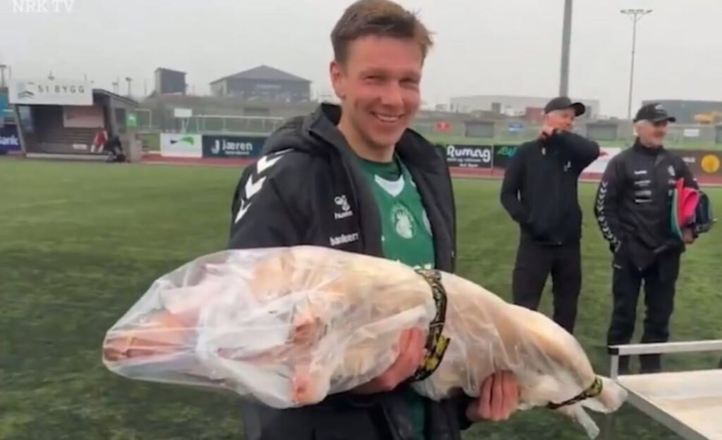 Norvegia, giocatore del Varhaug vince un maiale