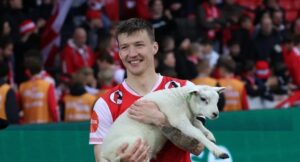 norvegia-giocatore-del-bryne-premiato-a-fine-gara-con-un-agnello