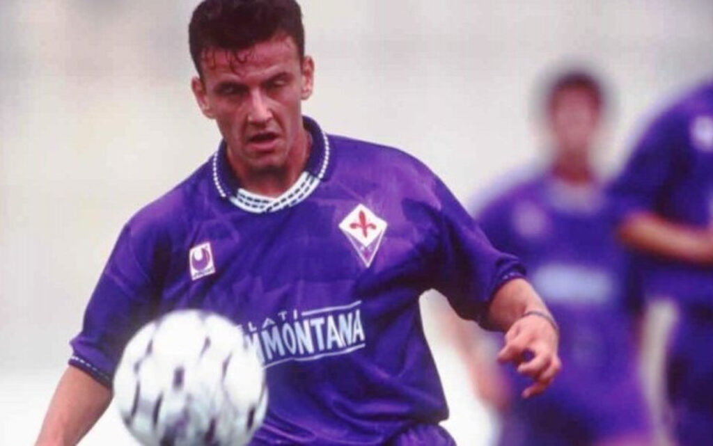 Flachi con la maglia della Fiorentina.